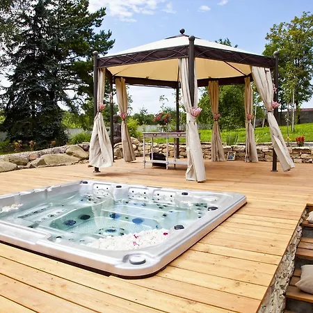 מלון Chateau Nightingales 4*