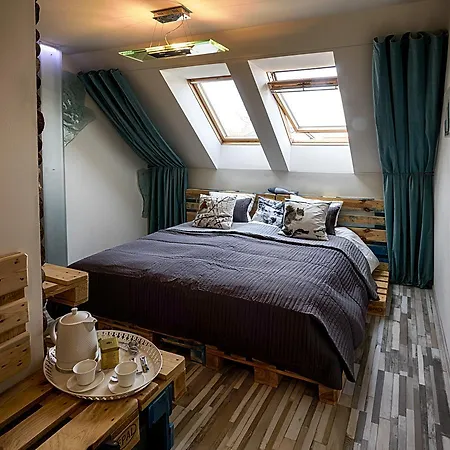 מלון Chateau Nightingales 4*